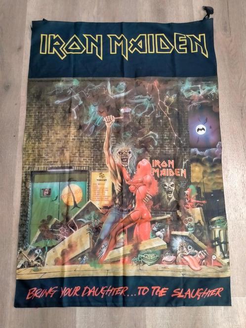 Iron Maiden bring your daughter vintage muziek vlag hardrock, Verzamelen, Muziek, Artiesten en Beroemdheden, Gebruikt, Verzenden