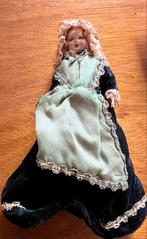 Vintage popje in vintage kleding 18x5cm, Verzenden, Gebruikt, Pop