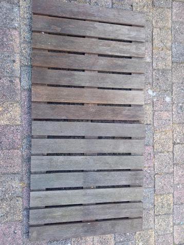 Houten vlondertegels / tuin tegels 50 x 50 (22 stuks) beschikbaar voor biedingen