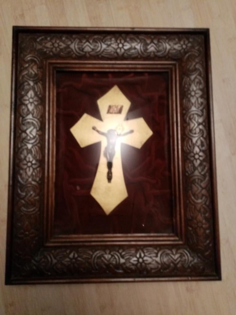 Crucifix Christi in omlijsting met bol glas., Ophalen of Verzenden, Gebruikt, Christendom | Katholiek