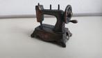 Koperen miniatuur (14) naaimachine, Ophalen