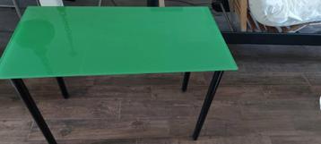 Tafel met groene glazen plaat beschikbaar voor biedingen