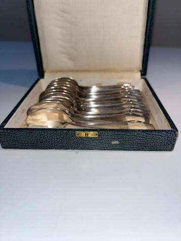 Oude bestekkoffer met 12 art deco verzilverde lepeltjes beschikbaar voor biedingen