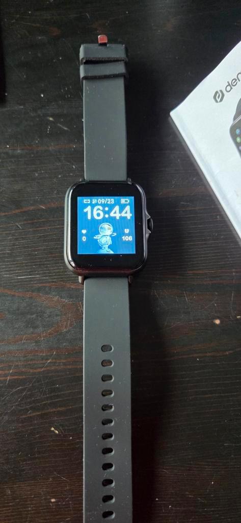 Denver Smartwatch - Perfecte conditie!, Sieraden, Tassen en Uiterlijk, Smartwatches, Zo goed als nieuw, Android, Zwart, Afstand