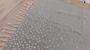 Grijs / Goud Vloerkleed 120cm x 100cm beschikbaar voor biedingen