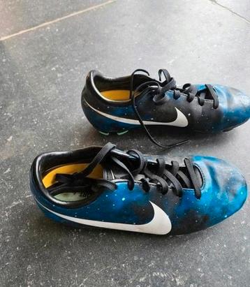 Prachtige Nike voetbalschoenen mt 32  beschikbaar voor biedingen