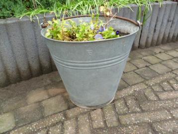 Vintage, ijzeren emmer. Leuk als bloembak, of.....??? beschikbaar voor biedingen