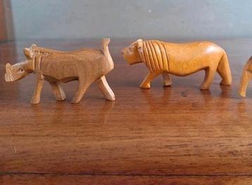 Houten miniatuur leeuw en zwijn handgesneden  beschikbaar voor biedingen