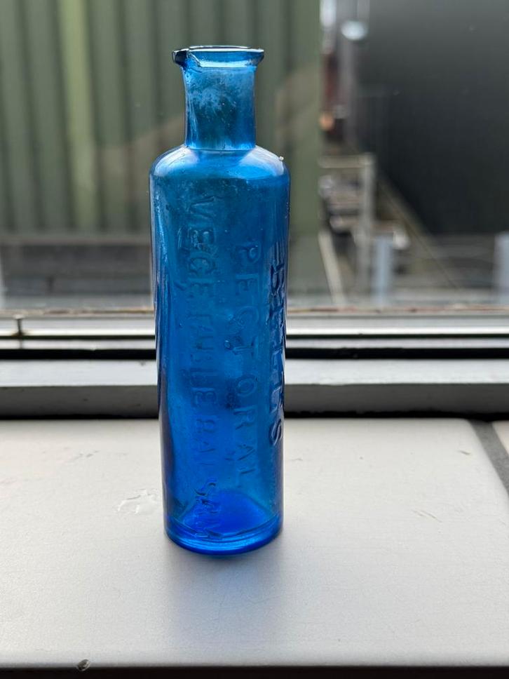 Bodemvondst blauw flesje Bells Pectoral Vegetable Balsam, Antiek en Kunst, Antiek | Glas en Kristal, Verzenden