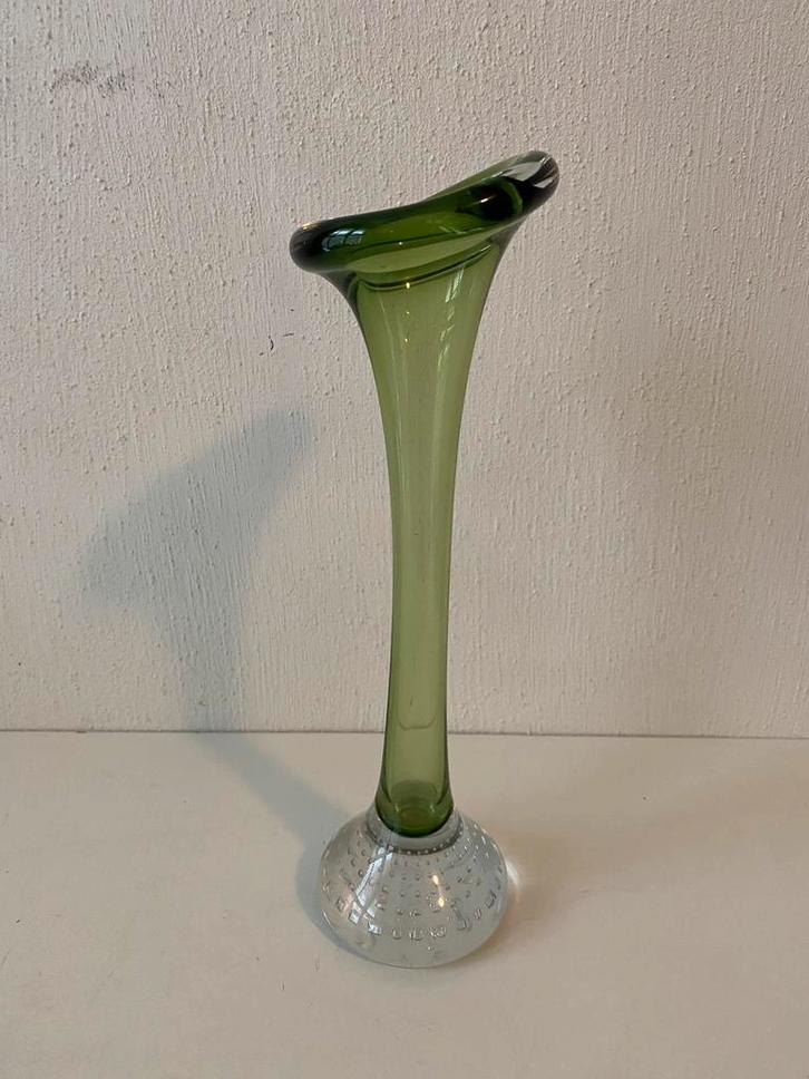 Aseda Glasbruk groen glazen vaasje, Huis en Inrichting, Woonaccessoires | Vazen, Gebruikt, Groen, Minder dan 50 cm, Glas, Ophalen of Verzenden