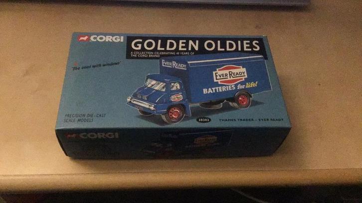 CORGI GOLDEN OLDIES FORD THAMES TRADER EVER READY NW+ DOCUM, Hobby en Vrije tijd, Modelauto's | 1:50, Nieuw, Bus of Vrachtwagen