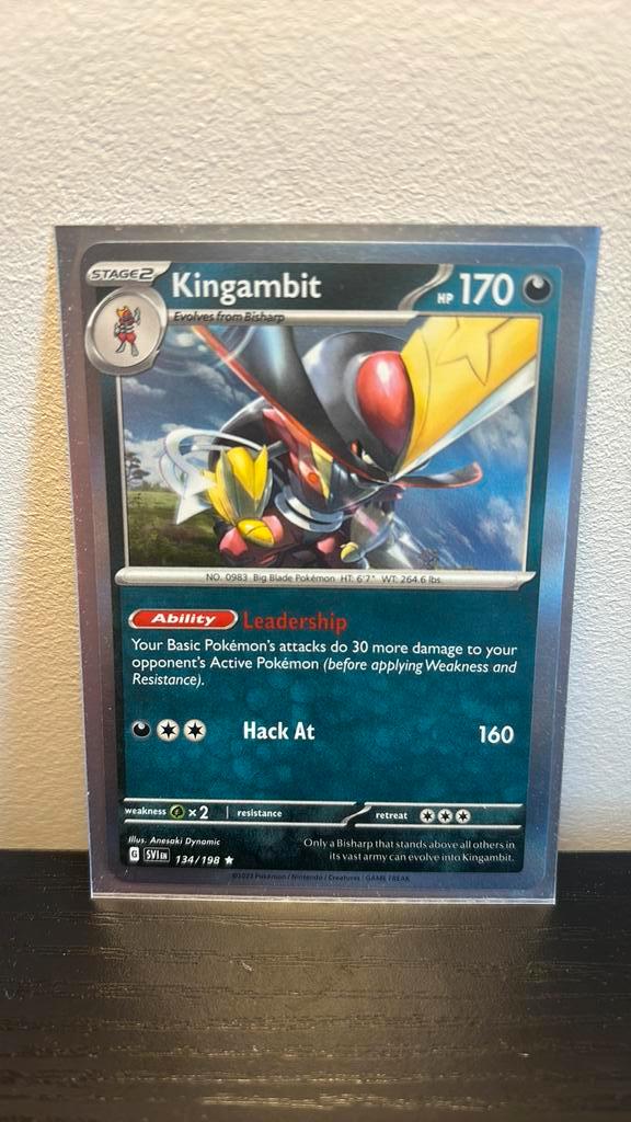 Kingambit 134/198 Scarlet & violet holo pokemon kaart, Hobby en Vrije tijd, Verzamelkaartspellen | Pokémon, Nieuw, Boosterbox