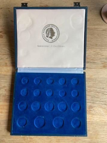 Bewaarbox (leeg) voor Nederlands zilver 1, 2,5 en 10 gulden beschikbaar voor biedingen