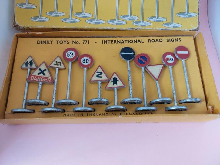 12 VERKEERSBORDEN DINKY TOYS No771 UIT 1962 IN GOEDE STAAT, Hobby en Vrije tijd, Modelauto's | 1:43, Gebruikt, Auto, Dinky Toys