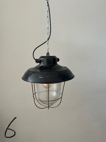 Grote zwarte industriële hanglamp beschikbaar voor biedingen