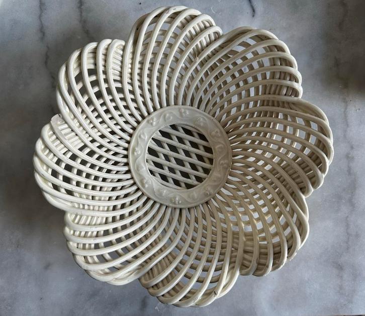 Antieke italiaanse design gevlochten schaal porcelein, Antiek en Kunst, Antiek | Woonaccessoires, Ophalen of Verzenden