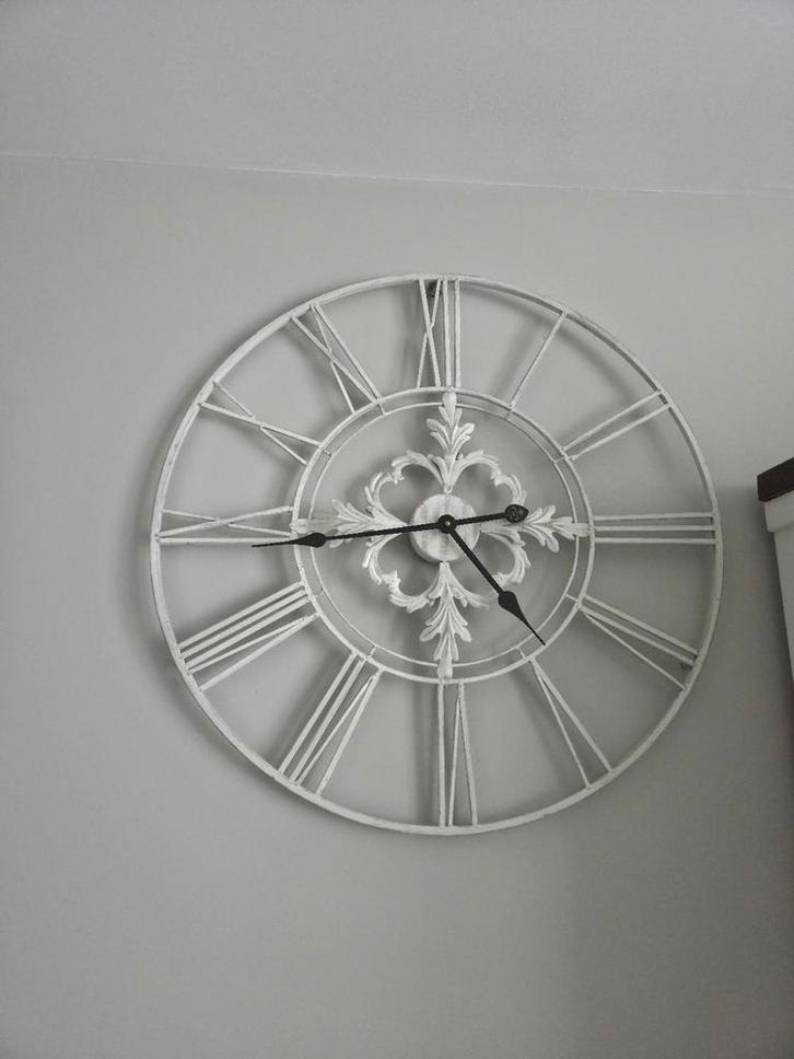 Riverdale Wandklok - Stijlvol en Decoratief, Huis en Inrichting, Woonaccessoires | Klokken, Zo goed als nieuw, Wandklok, Analoog