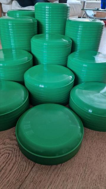 Grote partij frisbees beschikbaar voor biedingen