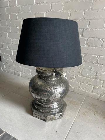Tafel lamp beschikbaar voor biedingen