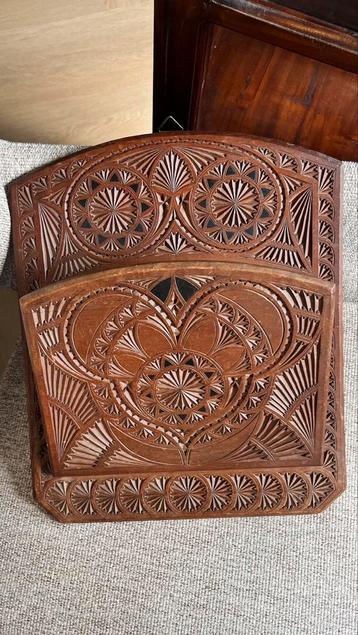Handgesneden houten lectuurbak, vintage tijdschriftenhouder beschikbaar voor biedingen