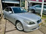 BMW 5-serie 525i Executive APK|2.SLEUTEL|AUTOMAAT|PDC., Auto's, Te koop, Zilver of Grijs, Benzine, Gebruikt