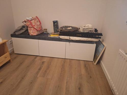 Lage kast met maatkussen, Huis en Inrichting, Kasten | Dressoirs, Zo goed als nieuw, 150 tot 200 cm, 25 tot 50 cm, Met deur(en)