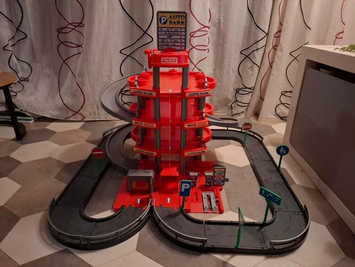 grote garage voor allerlei auto's met lift, Kinderen en Baby's, Speelgoed | Overig, Zo goed als nieuw, Jongen of Meisje, Ophalen