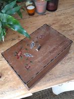 Oud naaidoosje. Kistje.
Fournituren, Antiek en Kunst, Curiosa en Brocante, Ophalen of Verzenden