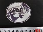 sticker Dolle kermis SCAPDA '75  in berg & bos, Ophalen, Zo goed als nieuw, Bedrijf of Vereniging