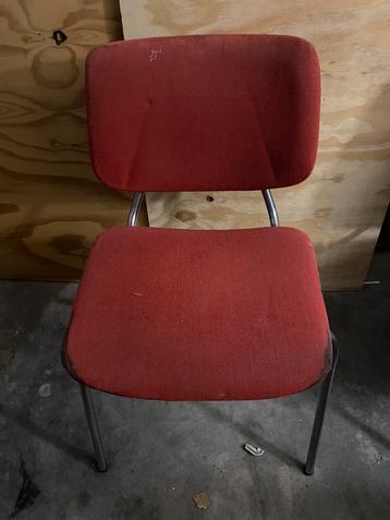 Vintage stoel rood bekleed beschikbaar voor biedingen