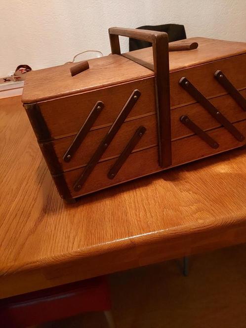 Houten NAAIBOX uitklapbaar.45 cm br. 25 cm.diep.25 cm.hoog., Antiek en Kunst, Antiek | Naaimachines, Ophalen of Verzenden