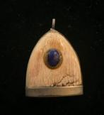 Vintage Nepalese Talisman Hanger – Bot & Lapis Lazuli – Trib, Overige materialen, Gebruikt, Ophalen of Verzenden, Kruis of Symbool
