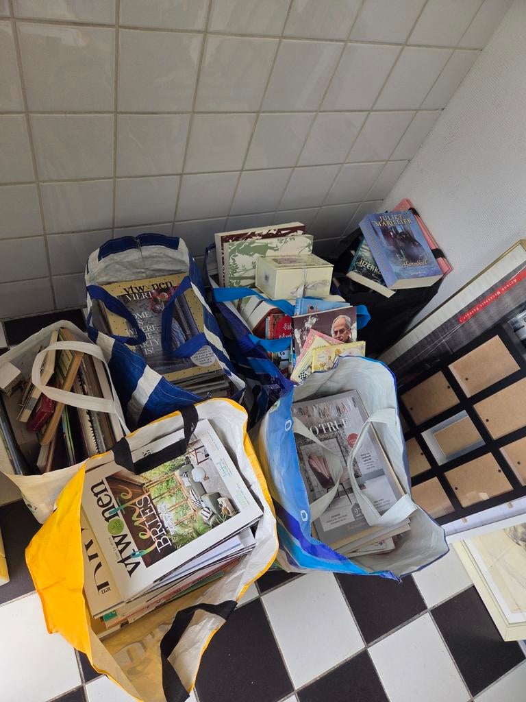 Grote partij rommelmarkt spullen, Ophalen