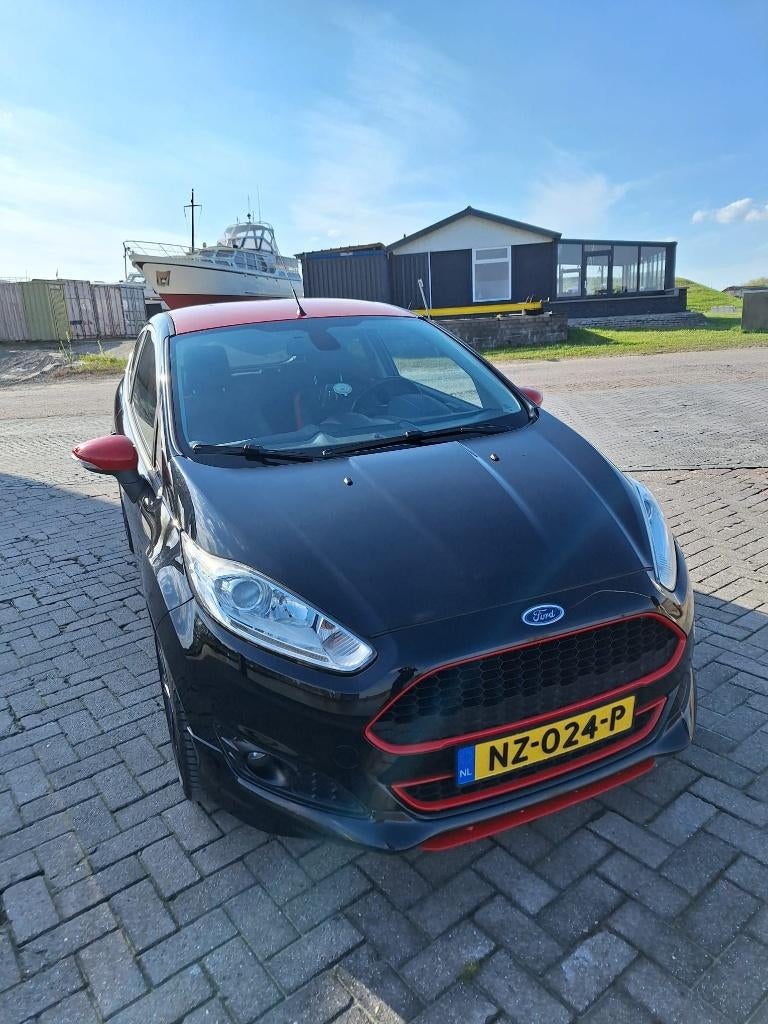 Ford Fiësta 1.0 103KW/140PK 3D 2015 Zwart, Voorwielaandrijving, Stof, 40 €/maand, Zwart