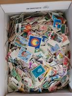 Schoenendoos vol postzegels: Wereld en Nederland, Postzegels en Munten, Postzegels | Nederland, Ophalen of Verzenden