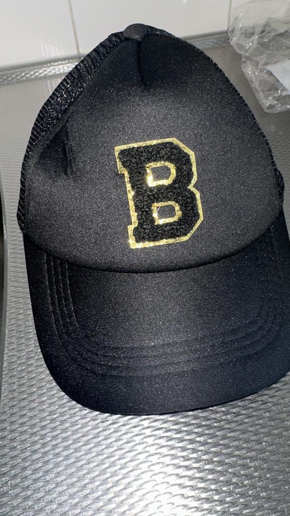 Zwarte Trucker Pet met Gouden 'B' Opdruk, Ophalen of Verzenden, Nieuw, One size fits all, Pet