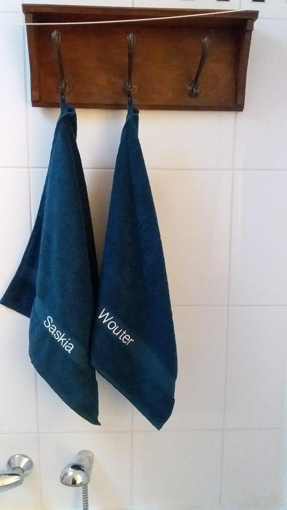 Handdoek met geborduurde naam - Persoonlijk cadeau, Huis en Inrichting, Badkamer | Badtextiel en Accessoires, Nieuw, Handdoek