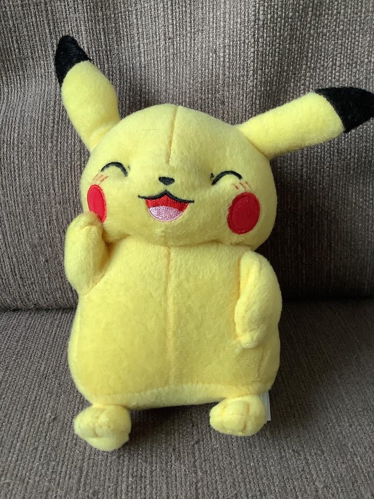 Pokemon Pikachu knuffel ogen dicht Tomy 23 cm hoog 10,--, Ophalen of Verzenden, Zo goed als nieuw, Overige typen