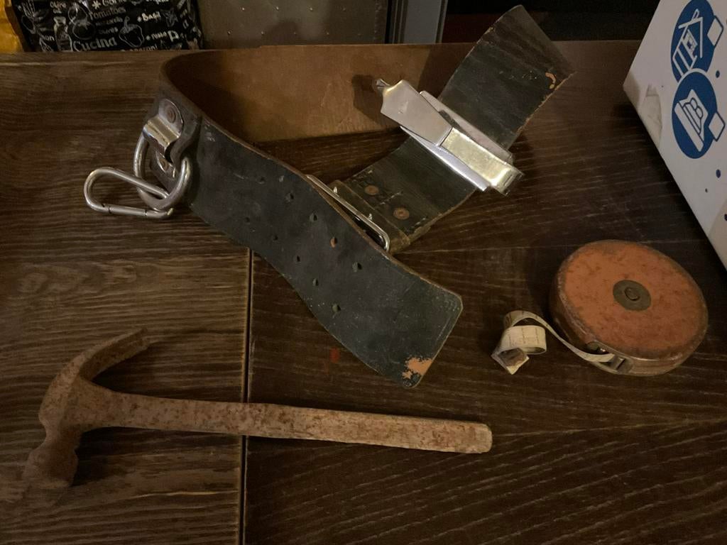 Oud gereedschap, werkriem, hamer en meetlint, Antiek en Kunst, Ophalen of Verzenden