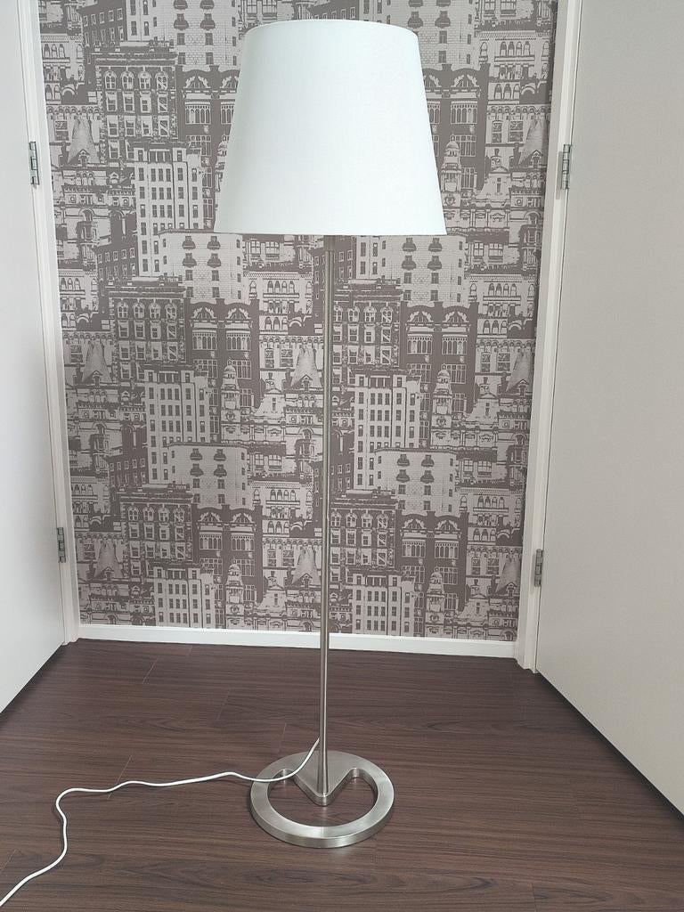 Ikea staande lamp met witte kap vloerlamp lampen, Ophalen, Gebruikt, 100 tot 150 cm, Stof