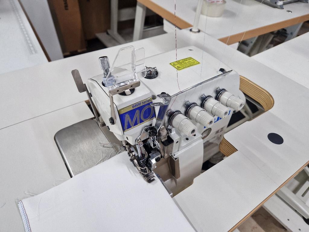 Juki MO-6814 Industriële Overlockmachine – Zo goed als nieuw, Zo goed als nieuw, Lockmachine, Industrieel, Ophalen
