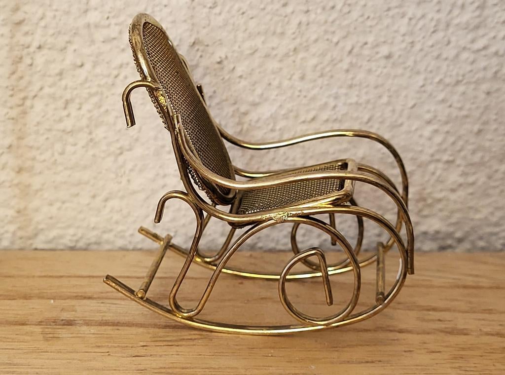 vintage miniatuur schommelstoel, Verzamelen, Poppenhuizen en Toebehoren, Ophalen, Zo goed als nieuw, Poppenhuis