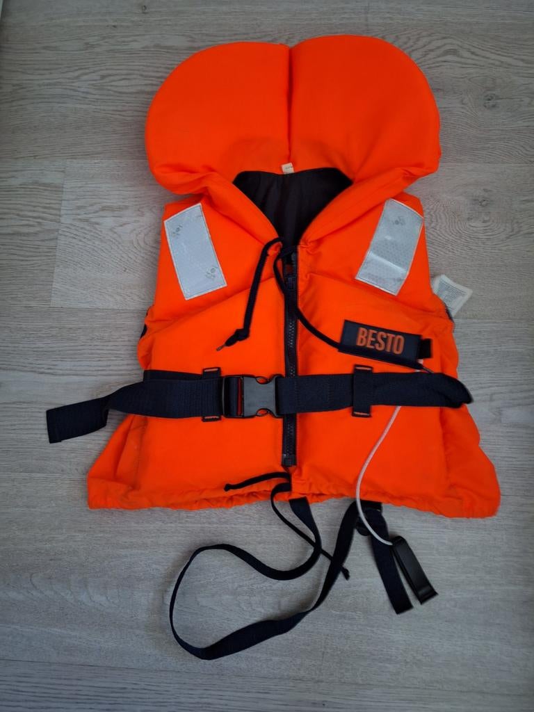 Besto zwemvest voor kind van 20 -30 kg incl fluitje, Gebruikt, Kind, Besto, Ophalen of Verzenden