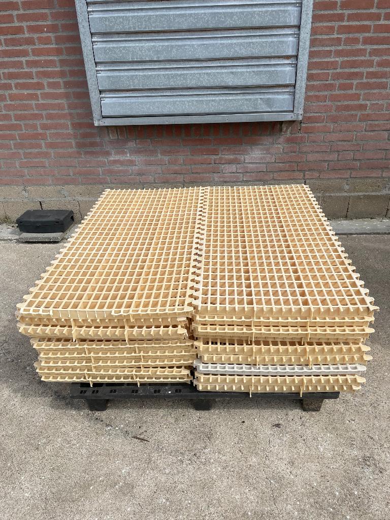 Partij Kunststof Roosters – Ideaal voor Camping, stal of pad, Ophalen, Gebruikt