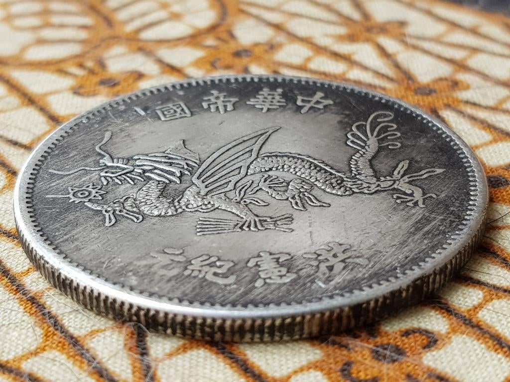 Portret en draak mooie oude Chinese munt of penning 4,4 cm., Antiek en Kunst, Ophalen of Verzenden