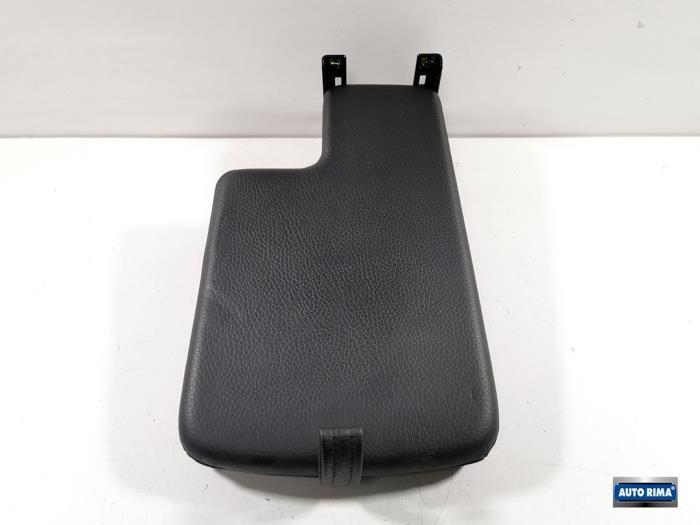 Armleuning van een Volvo XC90