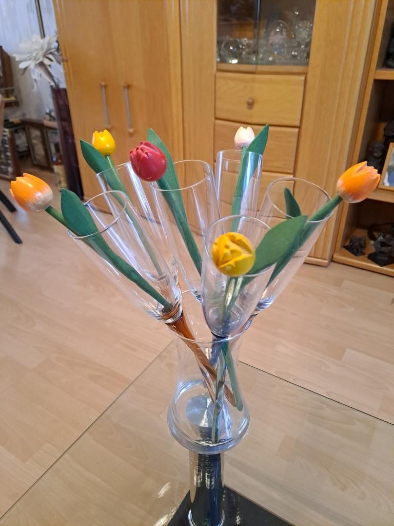 Glazen vaas met houten tulpen, Huis en Inrichting, Woonaccessoires | Vazen, Ophalen of Verzenden, Glas, Minder dan 50 cm