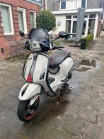 Vespa Sprint 2018 Chalk gray (Porsche GT3RS inspiratie), Fietsen en Brommers, Snorfietsen en Snorscooters, Ophalen, Gebruikt, Benzine