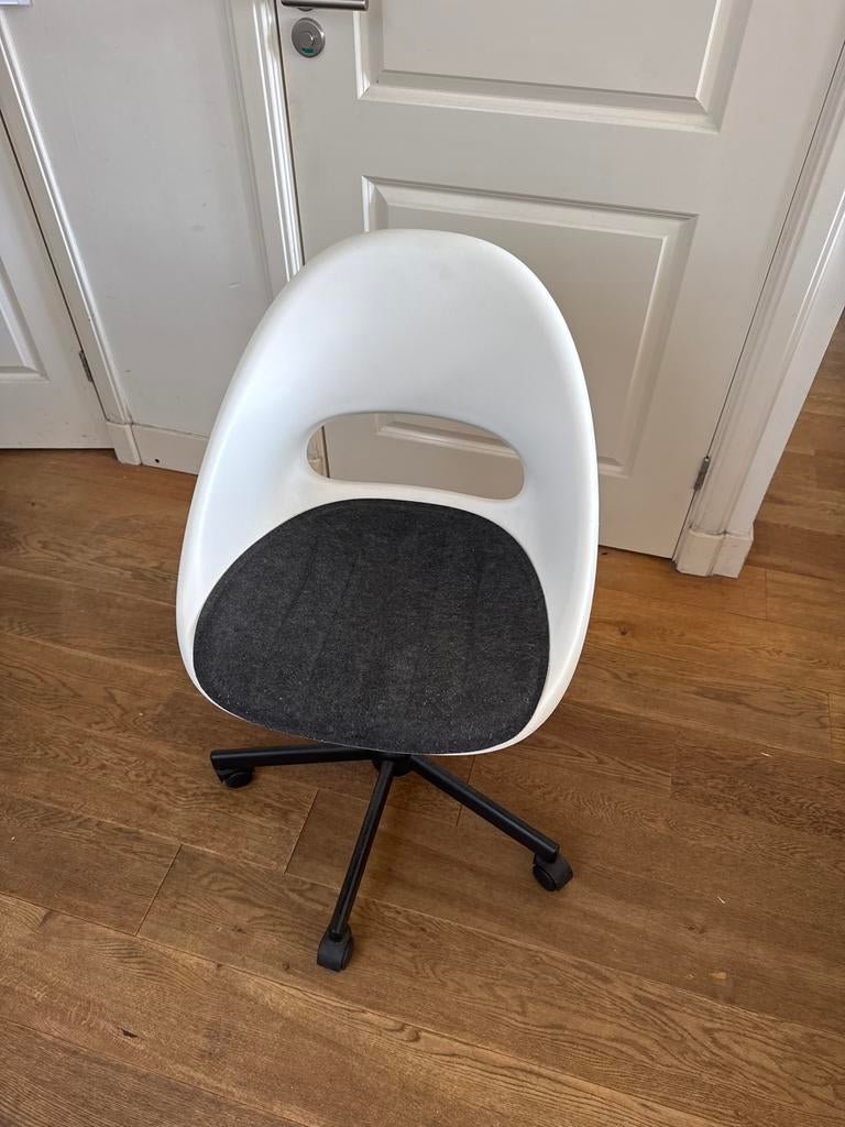 Ikea bureaustoel LOBERGET / MALSKÄR moet weg GRATIS, Ophalen, Gebruikt, Wit, Bureaustoel