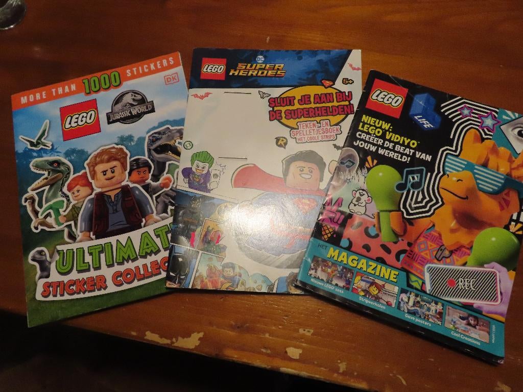 Drie lego tijdschriften Lego jurassic world met stickers, Gelezen, Non-fictie, LEGO, Ophalen of Verzenden